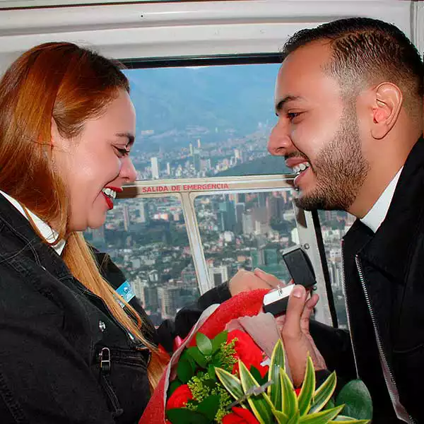 Propuesta de matrimonio en vuelo en helicóptero al restaurante marmoleo