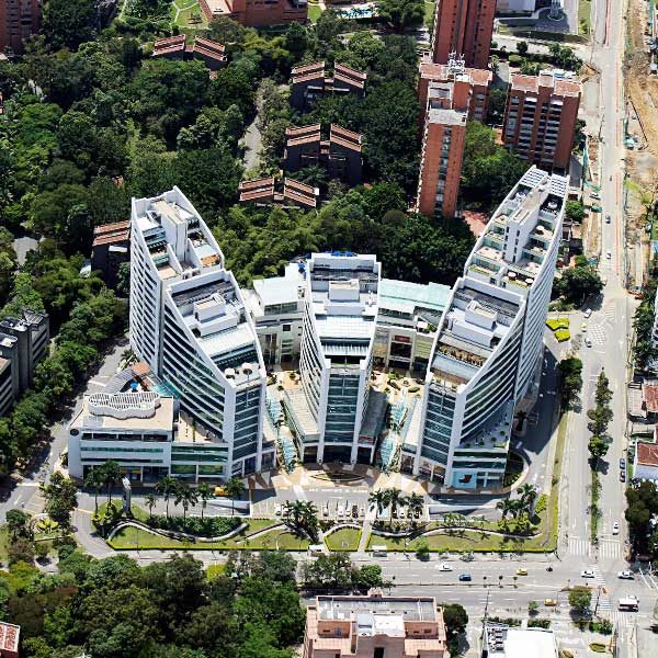 Vista-centro-comercial-San-Fernando-Plaza-desde-Helicóptero-Fly-Colombia
